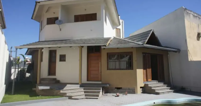 Casa sobrado, Centro de Canoas, 4 dormitórios, suíte, pátio e piscina
