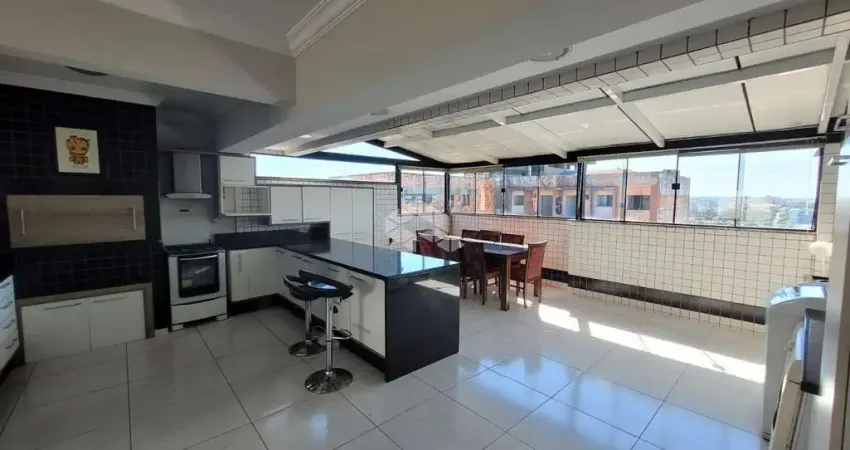 Cobertura duplex com 1 suíte, 3 dormitórios e 4 vagas de garagem cobertas.