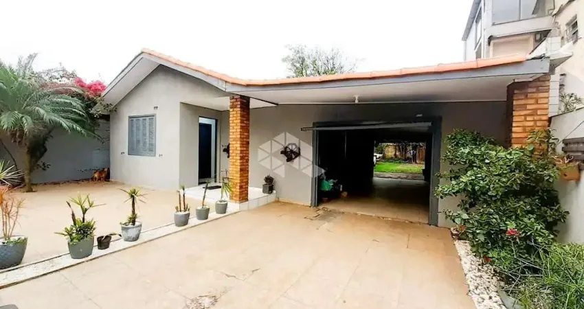 Vendo casa em Canoas, no Nossa Senhora das Graças. casa recuada com pátio bem amplo, com 3 quartos, 1 banheiro, garagem para 2 carros.