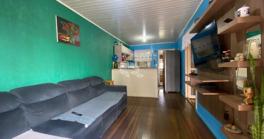 Casa mista com 02 dormitórios, Living amplo, copa/cozinha. 03 vagss
