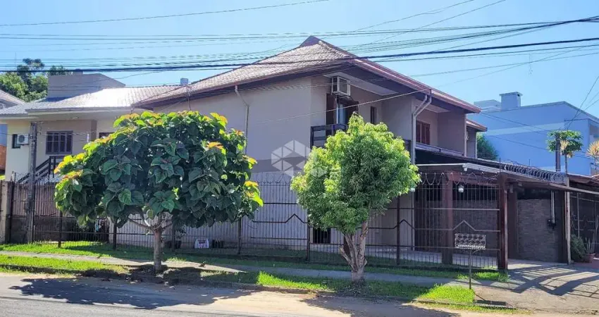 Sobrado de esquina com 3 quartos, 2 vagas de garagens cobertas, churrasqueira coberta em Sapucaia do Sul