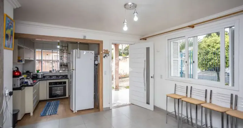 Casa com 3 quartos, sendo 1 suíte, sala de estar, cozinha planejada, banheiro social e pátio com piscina. No Nossa  Sra. das Graças