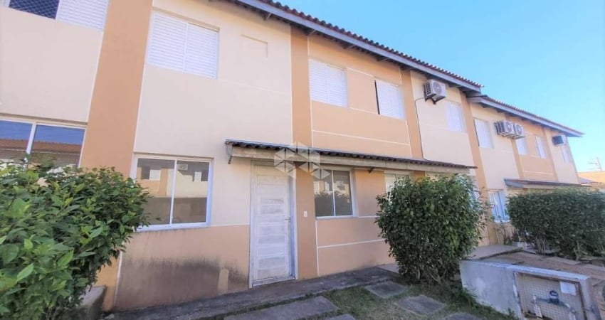 Casa 3 dormitórios, 2 vagas privativas e patio, em condomínio fechado com lazer completo.