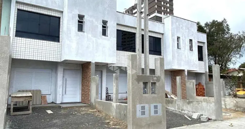 Sobrado duplex entrega para final de setembro, composto por 2 suítes, sala de estar e jantar, cozinha, área de serviço, lavabo, churrasqueira, no cent