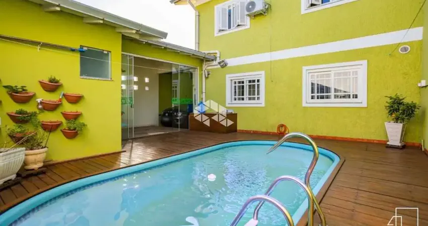 Casa Sobrado, 3 dormitórios, suíte, 3 banheiros, cozinha planejada, lavanderia, churrasqueira, piscina aquecida, pátio.