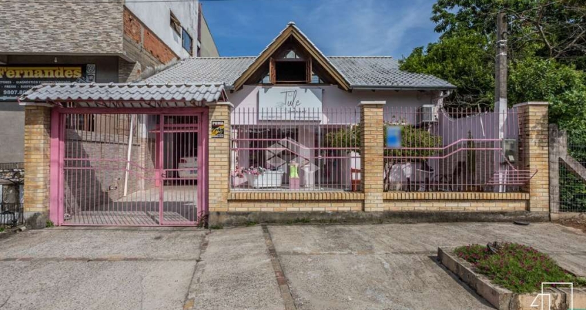 Enorme casa com pé direito alto, sendo 3 dormitórios, 2 banheiros, ponto comercial na frente, sótão com dormitório e pátio nos fundos. Localizado no B