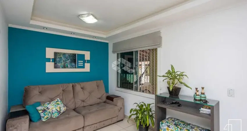 Casa em condomínio de 3 dormitórios, transformados em 2, com 2 banheiros, living integrado de sala estar/ jantar, cozinha, churrasqueira.