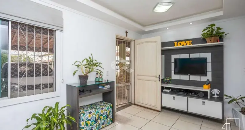Casa em condomínio de 3 dormitórios, transformados em 2, com 2 banheiros, living integrado de sala estar/ jantar, cozinha, churrasqueira.