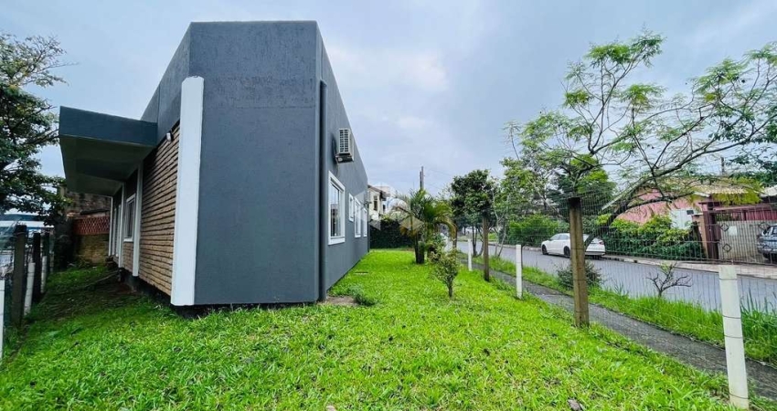 Casa Residencial ou Comercial de 3 dormitórios, sendo 1 suíte, 2 banheiros, cozinha e 3 vagas de garagem. Localizado no bairro Moinhos- Canoas.