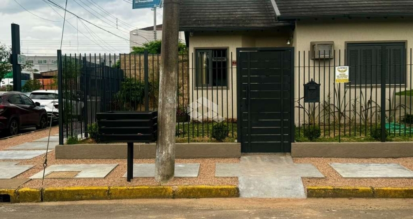Casa térrea 50m² com 2 amplos dormitórios, sala de estar, cozinha modulada, banheiro social, 2 vagas de garagem. A venda no bairro Moinhos de Vento-