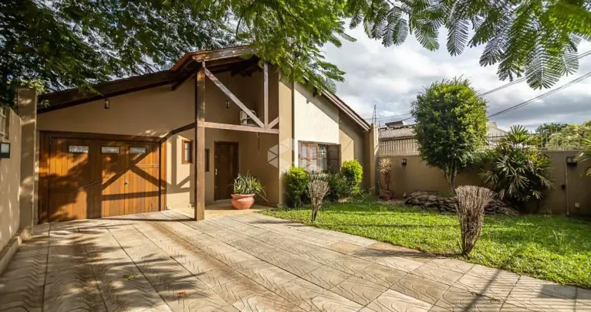 Casa 3 dormitórios sendo 1 suíte, 4 vagas,  lareira, pátio, piscina, à venda no bairro Nossa Senhora das Graças, Canoas. Aceita financiamento FGTS