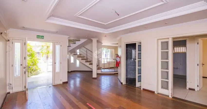 Casa 5 dormitórios, 1 suíte com closet, 3 banheiros com acessibilidade e elevador. Pátio com piscina. À venda Bairro Marechal Rondon/Canoas. Financia