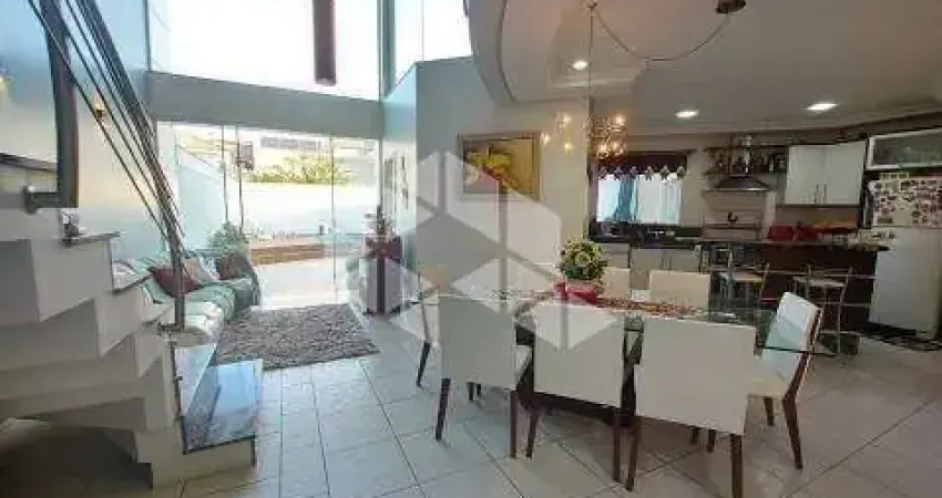 Casa  de 4 dormitórios, 4 suítes sendo 1 master, cozinha planejada, espaço goumet com piscina. À venda no bairrro Moinhos de Vento/Canoa