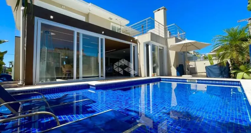 Casa em condomínio semimobiliada de 3 suítes, escritório, possui pátio, piscina e sauna,  pode ser financiada, 4 vagas, bairro Estância Velha Canoas.