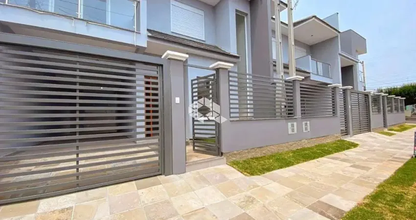 Sobrado NOVO 3 dormitórios, 1 suíte, 2 vagas de garagem, sala estar lareira, churrasqueira, pátio, sacada, água quente, São José/Canoas. Financia