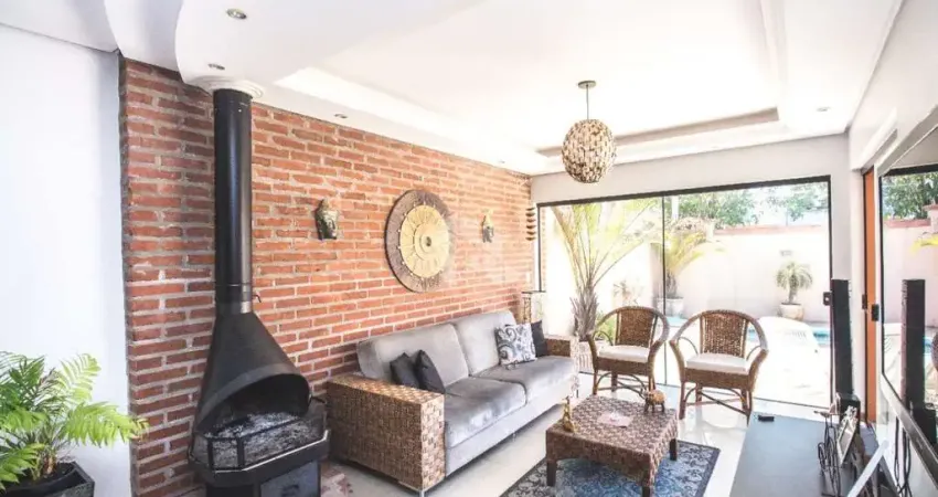 Casa com 4 dormitórios, 2 suítes, churrasqueira, piscina, próxima ao Parkshopping Canoas, no bairro Bela Vista, em Canoas. Aceita Financiamento