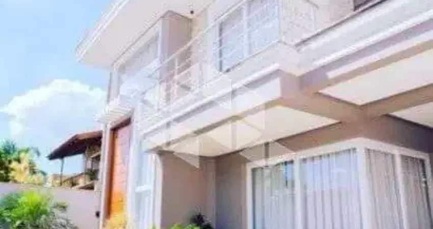 Casa/sobrado 3 dormitórios, 3 suites, lareira, churrasqueira, pátio, 5 vagas de garagem. A venda no Bairro Igara/Canoas!