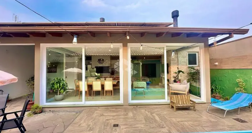 Casa Térrea, 3 dormitórios, 1 suíte master, pátio com piscina. No bairro bela vista na cidade de Canoas, aceita Financiamento bancário.