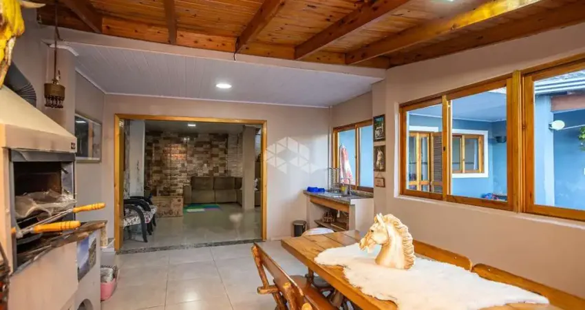 Casa Sobrado 3 dormitórios, cozinha planejada, área gourmet com churrasqueira, fogão a lenha, lavanderia e pátio com piscina. A venda no Bairro Igara-