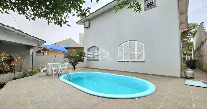Casa Sobrado 4 dormitórios, suíte, 2 banheiros sociais, sacada, piscina, churrasqueira, 5 vagas. Localizado no bairro Marechal Rondon