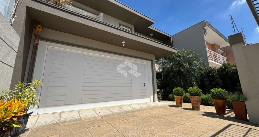 Casa Sobrado mobiliado 3 dormitórios sendo 1 suite, 3 banheiros, 3 vagas de garagem, no bairro Mont' Serrat em Canoas. Aceita Financiamento Bancário
