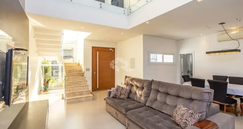 Casa/Sobrado 3 dormitórios, 1 suíte, com 200m2, piscina, área gourmet, no Mont Serrat em Canoas. Aceita FGTS e pode ser financiado