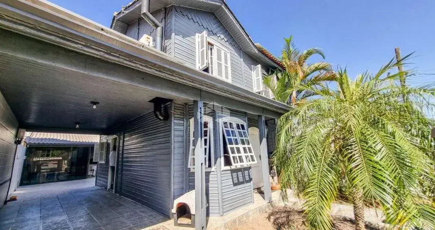 Casa à venda no bairro Igara em Canoas, 3 dormitórios, salão de festas, piscina e 3 vagas - aceita financiamento e FGTS