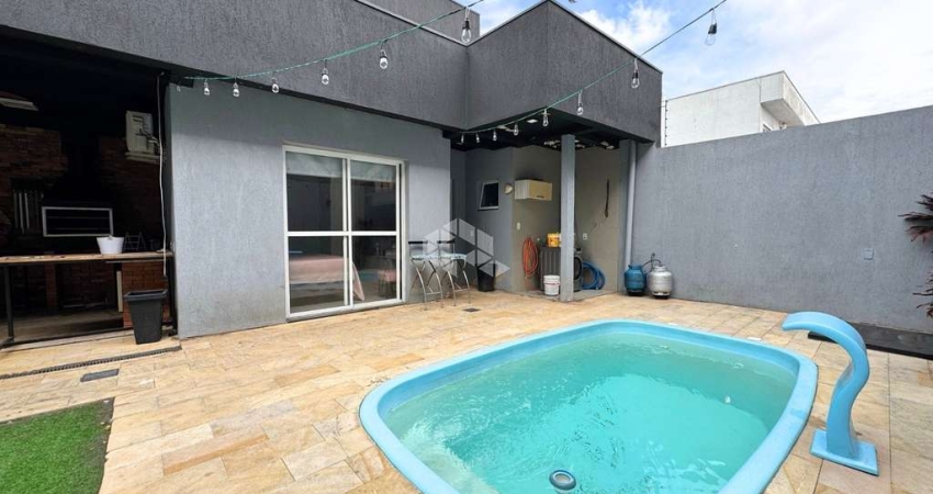 Sobrado semi mobiliado, com 3 dormitórios, sendo duas suítes, 2 banheiros, 200m² privativos, 02 vagas de garagem, no bairro Igara, na cidade de Canoas