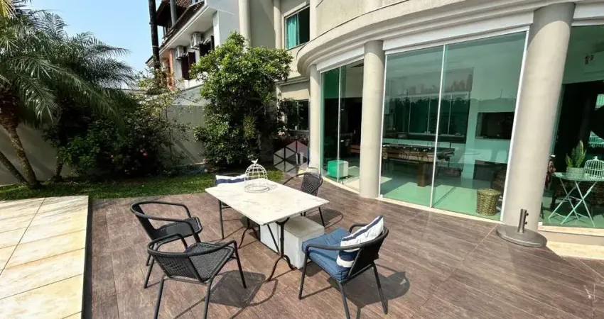 À venda, 4 dormitórios, 3 suítes, lavabo, Sala de estar e jantar, área gourmet com churrasqueira, piscina, energia solar,  claraboia, pátio.