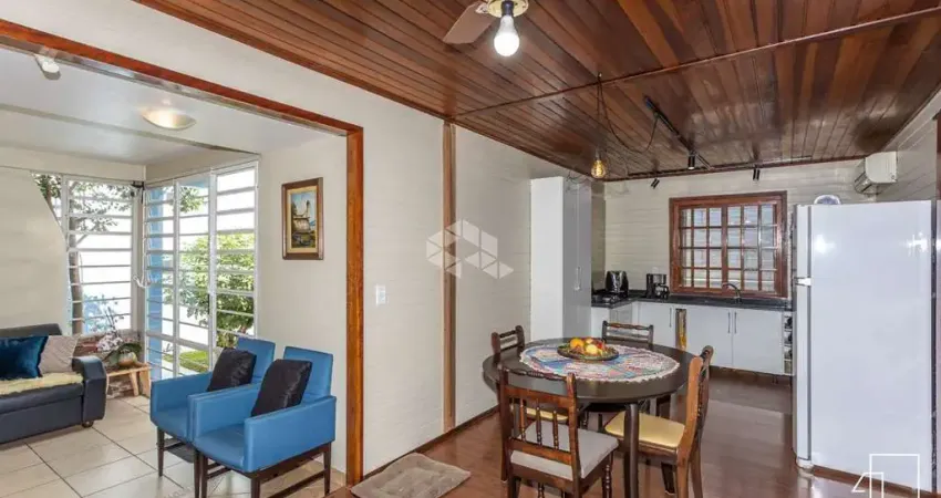 Casa no bairro São José, 3 dormitórios, 1 suíte, terraço, placa solar, na cidade de Canoas. Aceita Financiamento e FGTS.