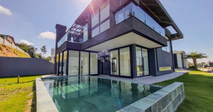Casa de alto padrão nova no condomínio fechado Reservas do Lago em Nova Santa Rita. Terreno de esquina com 504m², 4 dormitórios, sendo 2 suítes.