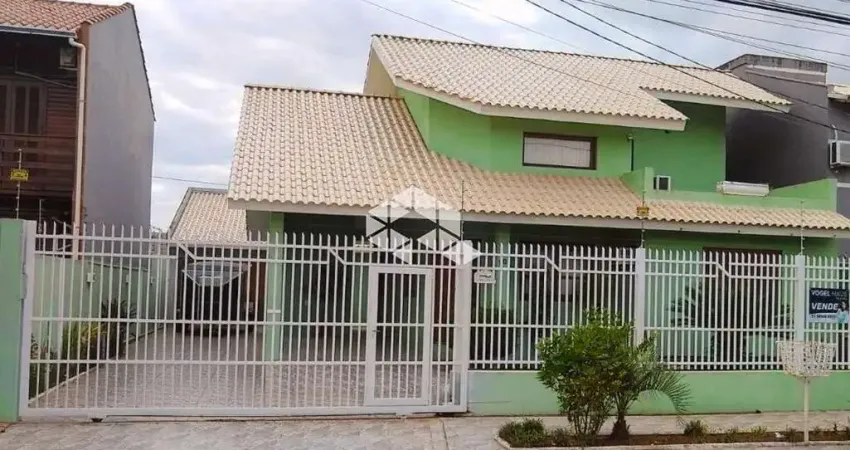 Casa Sobrado, Igara/Canoas, 03 dormitórios, 3 vaga garagem, semi mobiliado com lareira, Aceita financiamento e FGTS. Próximo Park Shopping.