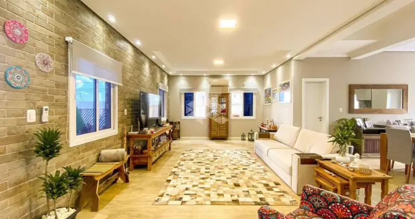 Sobrado 3 dormitórios, suíte com banheira, espaço gourmet,  4 vagas, piscina com deck no bairro Igara na cidade de Canoas.