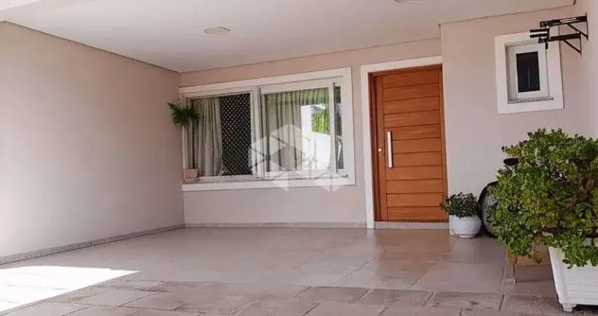 Casa c/ 3 Domitórios sendo 1 suíte master, semi-mobiliado, patio, churrasqueira e 2 vagas de gsragem. No Mont Serrat ? aceita financiamento e FGTS.
