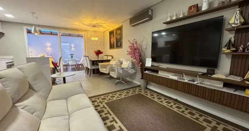 Casa reformada com 3 dormitórios, 1 suíte, 2 vagas de garagem cobertas, no bairro Igara, na cidade de Canoas. Aceita Financiamento Bancário e FGTS.