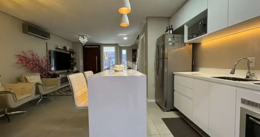 Casa reformada com 3 dormitórios, 1 suíte, 2 vagas de garagem cobertas, no bairro Igara, na cidade de Canoas. Aceita Financiamento Bancário e FGTS.