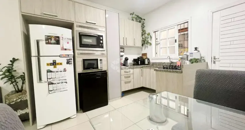 Casa no Igara/Canoas, semimobiliada e decorada, com Piscina, 2 Dormitórios, 2 vagas de garagem, 5 min Park shopping. Aceita Financiamento e FGTS.