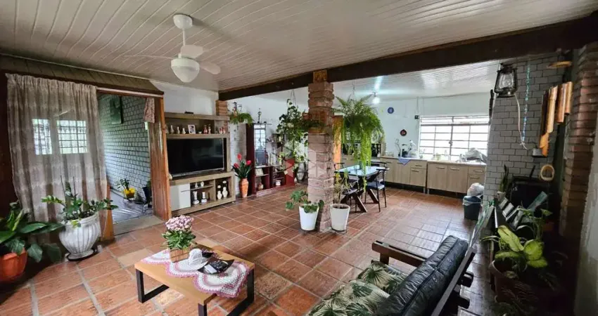 Casa à venda com 3 dormitórios e garagem para 2 carros, localizada no bairro Jardim Mauá em Novo Hamburgo.