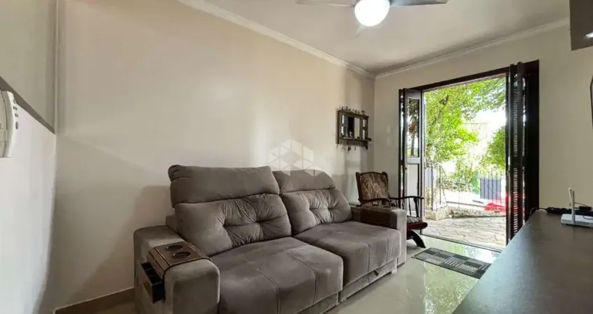 Casa ampla com dois pavimentos, 3 dormitórios, semi mobiliada, pátio nos fundos, garagem fechada, sacada, churrasqueira, bairro Guarani.