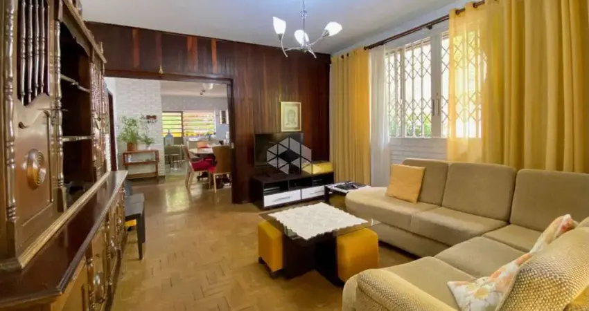 Casa 2 dormitórios, 257 metros quadrados, 2 banheiros, 2 vagas, bairro Guarani, em Novo Hamburgo.