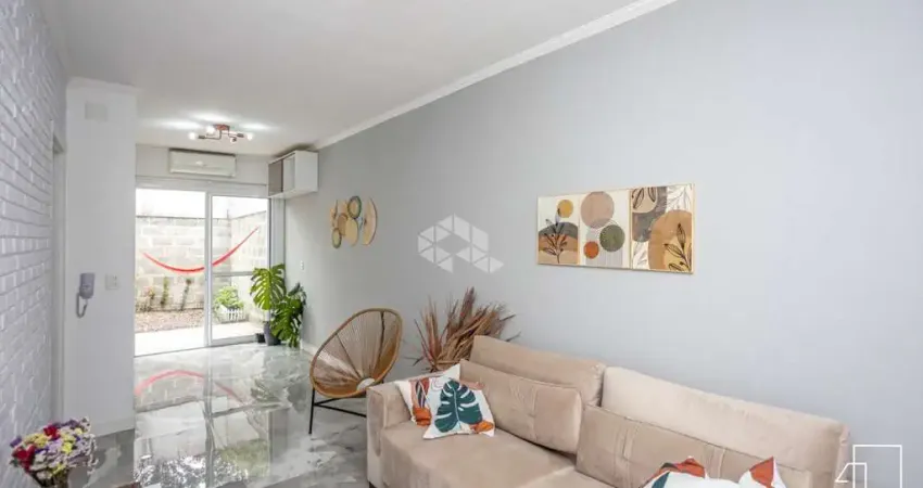 Casa semi mobiliada e reformada em condomínio com 2 dormitórios/quartos, sendo 2 suítes, sala de estar e cozinha integradas, área de serviço pátio