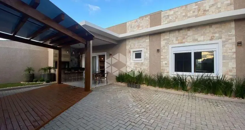 Casa  com 4 dormitórios, 4 banheiros, amplo pátio, área gourmet, região de moradores, Capão da Canoa.
