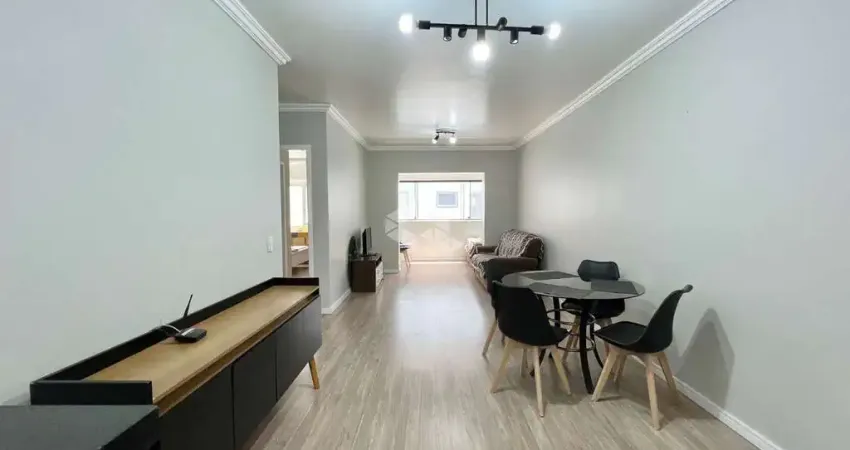 Apartamento mobiliado e reformado à venda na Zona Nova em Capão da Canoa - 2 quartos, 1 suíte, a poucos passos da praça!