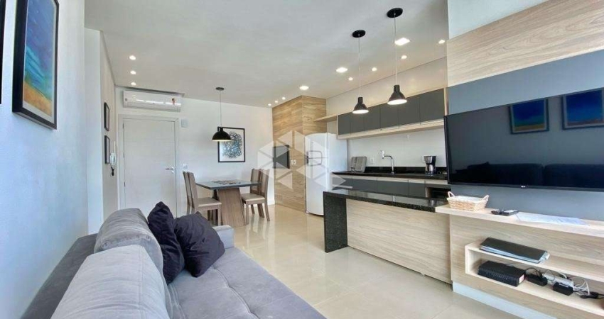 Apartamento à venda no Centro de Capão da Canoa com 2 dormitórios (1 suíte), mobiliado e com churrasqueira