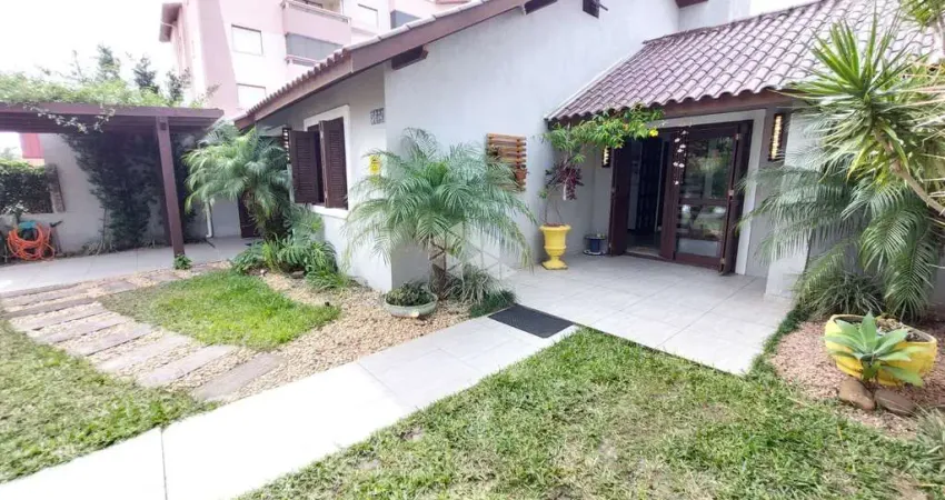 Casa de 3 dormitórios, 2 suítes, piscina e alto padrão a poucas quadras do mar