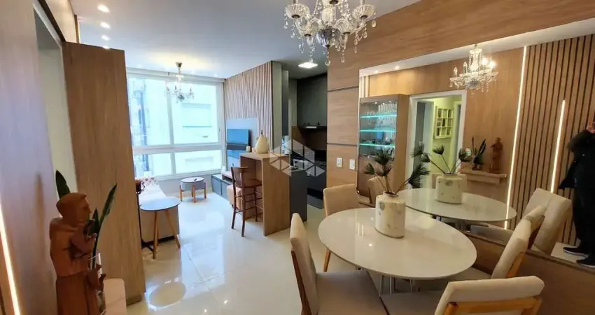 Apartamento mobiliado e decorado à venda no bairro Navegantes com 2 dormitórios (1 suíte) e infraestrutura de alto padrão