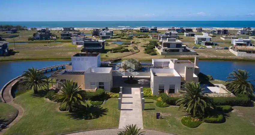 Lote beira lago, no condomínio costa serena, capão da canoa/rs