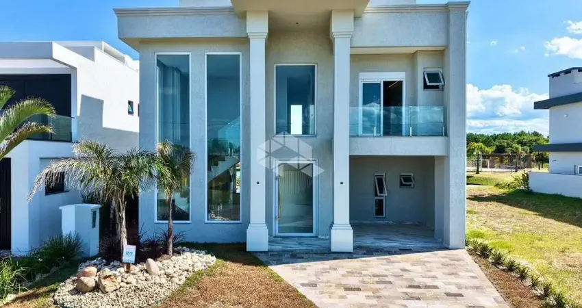 Sobrado neoclássico à beira lago com 4 suítes e piscina no condomínio fechado arenas curumim