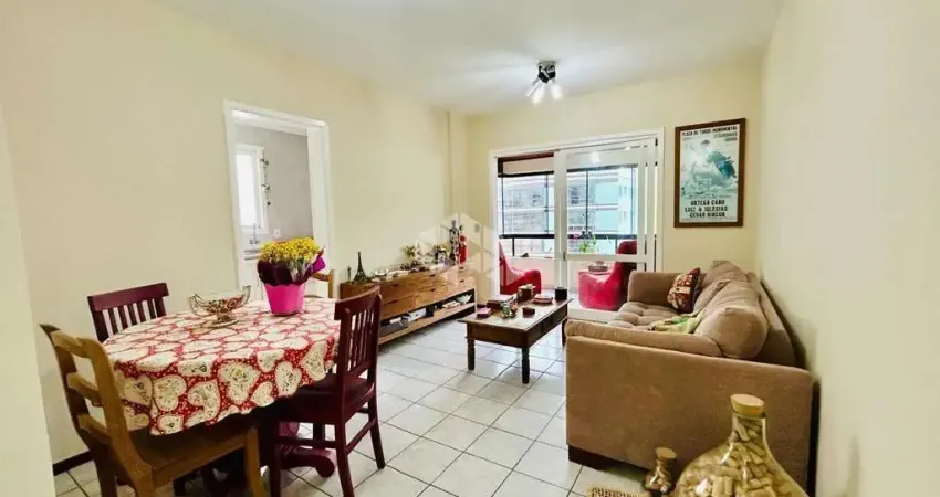 Apartamento de 2 dormitórios com sacada de frente c/ churrasqueira e box/vaga de garagem em capão da canoa