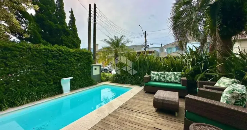 Sobrado com 4 suítes mob/dec , área gourmet + piscina no condomínio fechado em capão da canoa